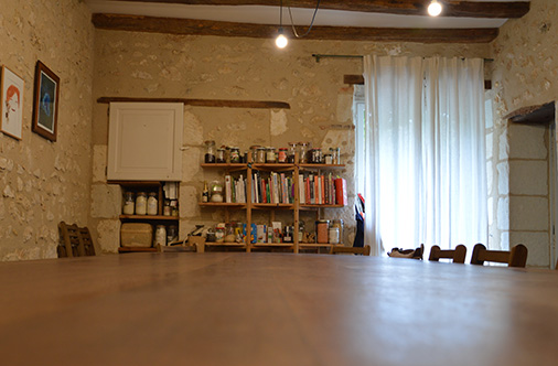 Photo de détail de la salle à manger à l'Atelier des Sources