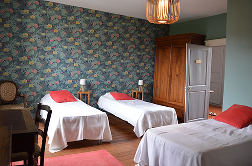 Photo d'une chambre avec 3 lits simples à l'Atelier des Sources