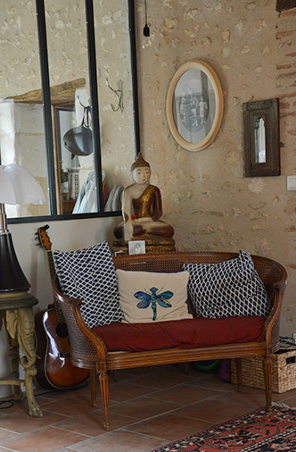 Photo de détail de décoration du salon à l'Atelier des Sources