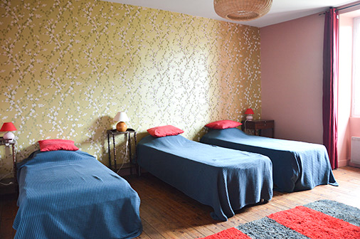 Photo d'une chambre avec 3 lits simples à l'Atelier des Sources