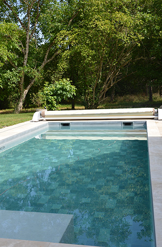 Photo de la piscine extérieure du Moulin de Gaudais